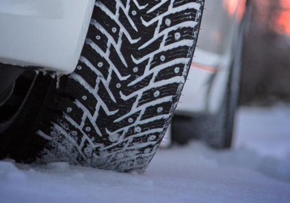 Semnează spini dacă este necesar să se monteze pe auto afla unde să pună semnul de spikes