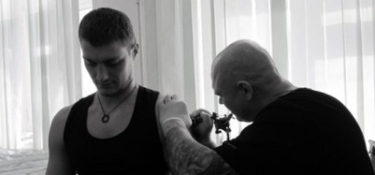 Alexander Zadoynov a făcut un tatuaj în propria sa sală de tatuaj, sculptura