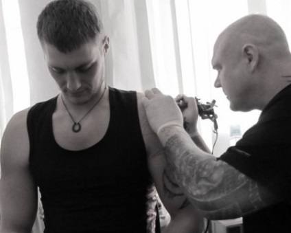 Alexander Zadoynov a făcut un tatuaj în propria sa sală de tatuaj, sculptura