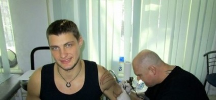 Alexander Zadoynov a făcut un tatuaj în propria sa sală de tatuaj, sculptura