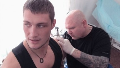 Alexander Zadoynov a făcut un tatuaj în propria sa sală de tatuaj, sculptura