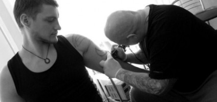 Alexander Zadoynov a făcut un tatuaj în propria sa sală de tatuaj, sculptura