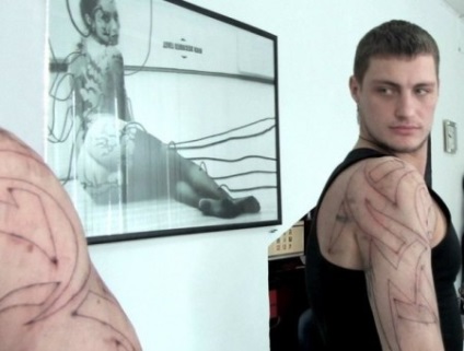 Alexander Zadoynov a făcut un tatuaj în propria sa sală de tatuaj, sculptura