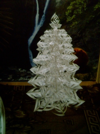 Arborele de Crăciun cu albă de zăpadă deschisă de la blaturile de zăpadă volumetrice, clasa maestru de fabricație