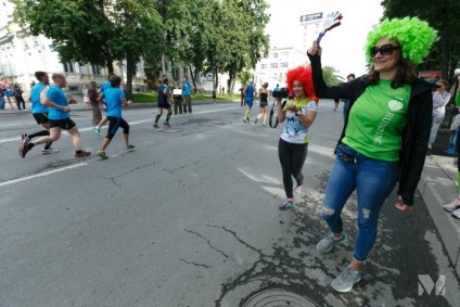 Alergătorii au fost udați cu apă din furtunuri