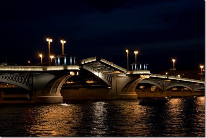 Podul Blagoveshchensky din Sankt Petersburg