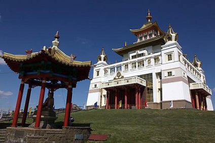 Buddhista templom Elista munkatervében, címében, fotójában