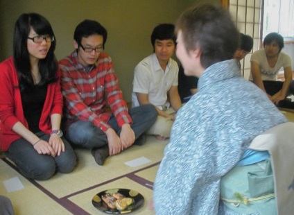 Lecții de ceremonia de ceai de etichetă japoneză