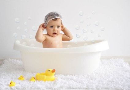 Ce trebuie să adăugați la apa pentru scăldat a unui nou-născut