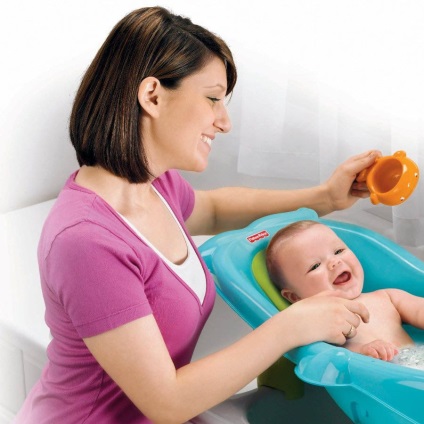 Ce trebuie să adăugați la apa pentru scăldat a unui nou-născut