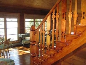 Scara din lemn la etajul al doilea - un detaliu al interiorului sau design pentru o viață confortabilă în casă