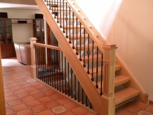 Scara din lemn la etajul al doilea - un detaliu al interiorului sau design pentru o viață confortabilă în casă
