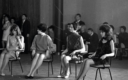 Desyatiklassnitsa irina alferova - participantă la concursul de frumusețe sovietic în 1968