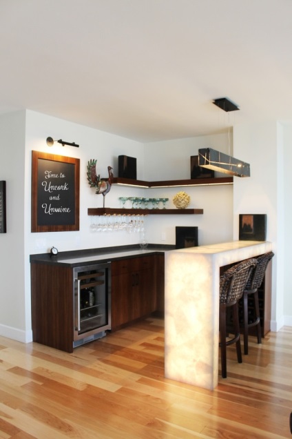 Designul bucătăriei cu un bar contra-eficient și confortabil