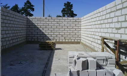 Къщи от сгурия блок с препоръките на строителството (снимка)
