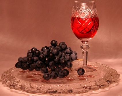 Házi készítésű szőlő tinktúra vodkával vagy alkohollal