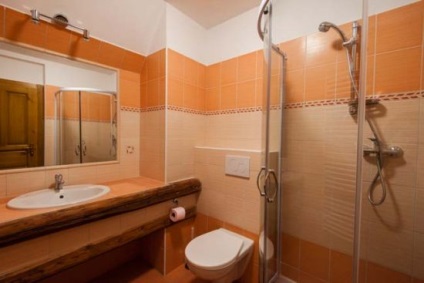 A kis fürdőszobában lévő zuhanykabin választási lehetőséget és telepítési képet tartalmaz