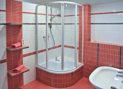 A kis fürdőszobában lévő zuhanykabin választási lehetőséget és telepítési képet tartalmaz