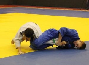 Judo dobja a technika dobja és markolja, tekerje hátul, nyakkendő otoshi, első lépés, keresztül