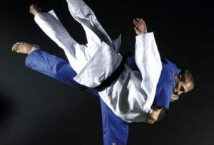 Judo aruncă tehnica și aruncă mâinile, se rostogolesc peste spate, cravată otoshi, treapta din față, prin