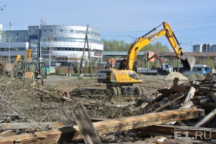 Excavatoarele au demolat case vechi între Repin și Crowley - vor construi un megapark