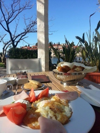 Excursie pe insula Sf. Stefan cu o vizită la restaurant