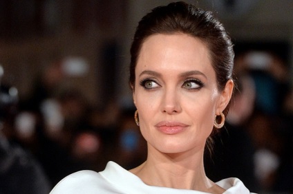 Examinarea imaginilor de frumusețe ale lui Angelina Jolie, bârfă