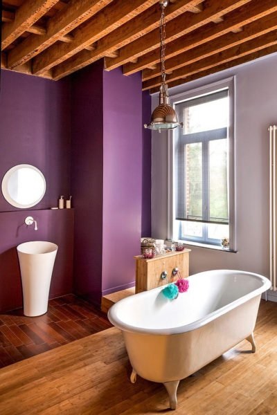 Purple decor de baie de podea, dale, mobilier și alte elemente de interior