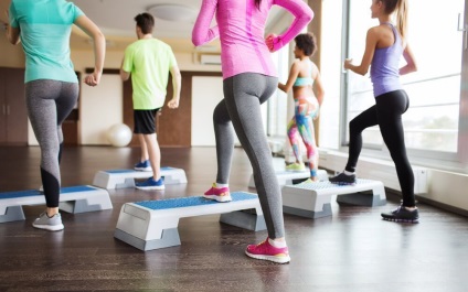Fitness pentru exerciții de pierdere în greutate pe o platformă de pas