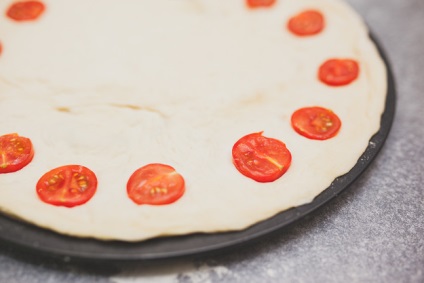 Focaccia paradicsommal, olajbogyóval és rozmaringgal - kulináris, lépésről-lépésre készült recept a fényképen