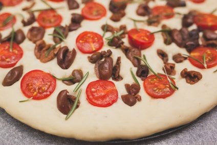 Focaccia paradicsommal, olajbogyóval és rozmaringgal - kulináris, lépésről-lépésre készült recept a fényképen