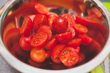 Focaccia paradicsommal, olajbogyóval és rozmaringgal - kulináris, lépésről-lépésre készült recept a fényképen