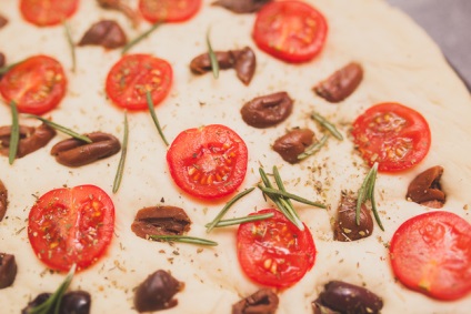 Focaccia paradicsommal, olajbogyóval és rozmaringgal - kulináris, lépésről-lépésre készült recept a fényképen