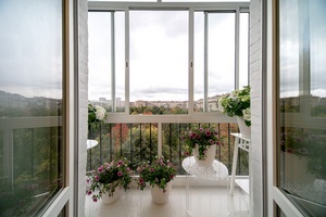 Ferestre franceze pe balcon și vederile lor, loggia franceză glazură, fotografie