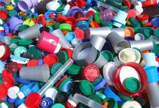 Arsurile din plastic emite substanțe toxice