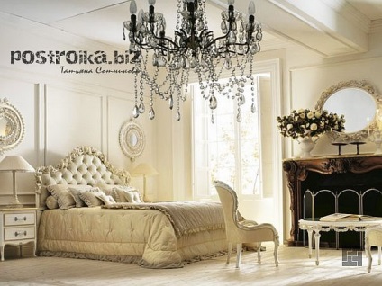 Interiorul unui dormitor într-un stil clasic este scump și politicos