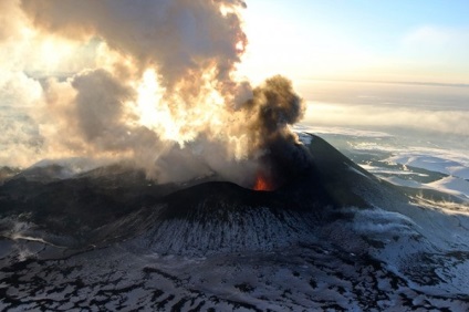 A Kamchatka-i 4 vulkán felrobbantása veszélyt jelent a légi közlekedésre - eseményekről és katasztrófákról