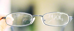 Cum să scapi de zgârieturi pe ochelari cu lentile de sticlă