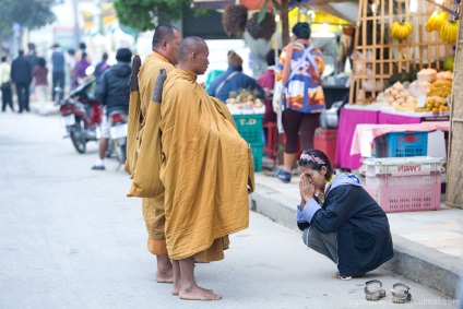 Cum călugării thailandezi colectează donații