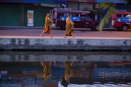 Cum călugării thailandezi colectează donații