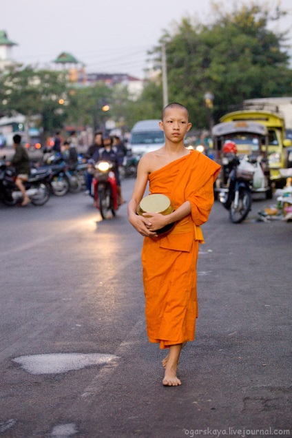 Cum călugării thailandezi colectează donații