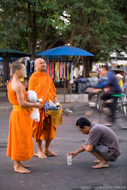 Cum călugării thailandezi colectează donații