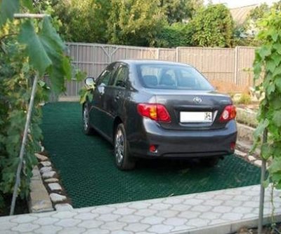 Cum să aranjați în mod corespunzător parcarea pentru o mașină în țară, meșteșuguri pentru mașină, grădină și vilă