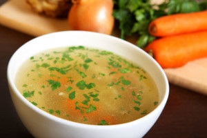 Cum să gătești o supă de alimentație pe un bulion, o dietă pentru pierderea în greutate și rețete de dietă