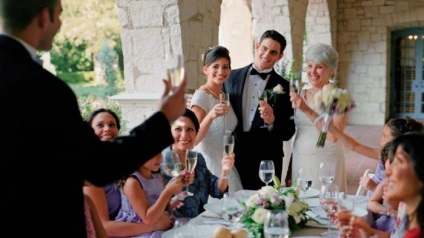 Hogyan kell kiejteni egy esküvői pirítóst, hogy hosszú ideje emlékezni fog az újoncok