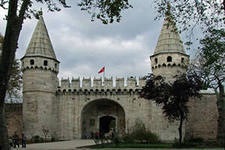 Както и с турското название се превежда двореца Топкапъ