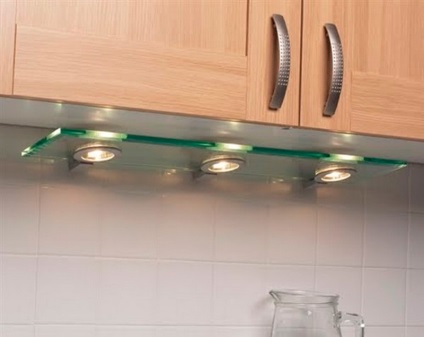 Cum de a alege iluminatul pentru iluminatul zonei de lucru în bucătărie pentru un confort maxim