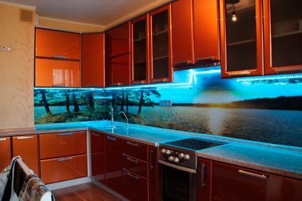 Hogyan válasszunk világítást a munkaterület világításának a konyhában a maximális kényelem érdekében