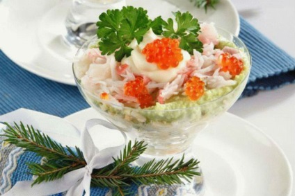 Cât de gustos să faci o salată cu caviar roșu și bastoane de crab