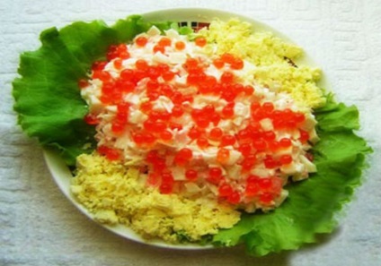 Cât de gustos să faci o salată cu caviar roșu și bastoane de crab